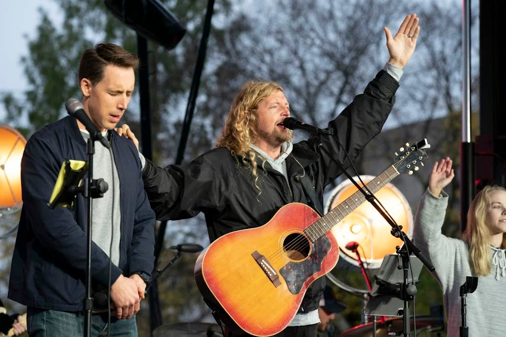 Sean Feucht insta a enfrentar el mal y la oscuridad “estos son los últimos tiempos”