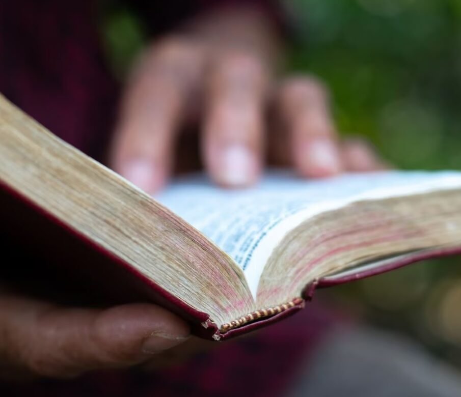 Anciano con cáncer reparte Biblias en el hospital mientras espera ser operado